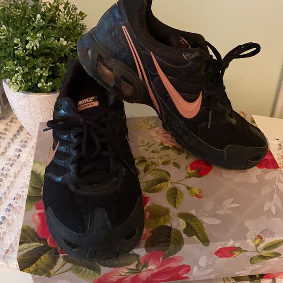 Sneakers bogo Clearance